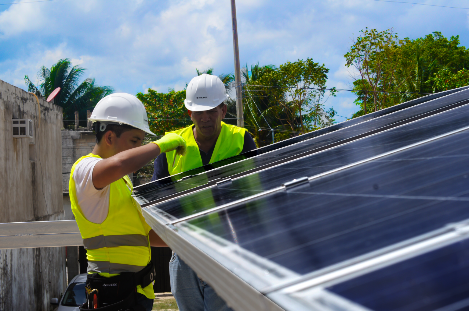 Técnicos de Efi-Energy instalando paneles solares