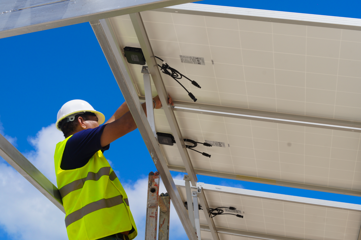 Detalle de montaje de paneles solares realizado por Efi-Energy